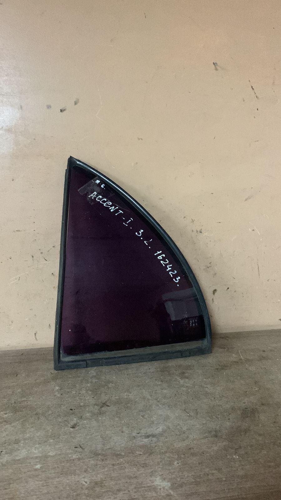 Hyundai Accent 1994-2000 Стекло двери задней левой (форточка) для Hyundai Accent 1994-2000 (х/б)  8341722010